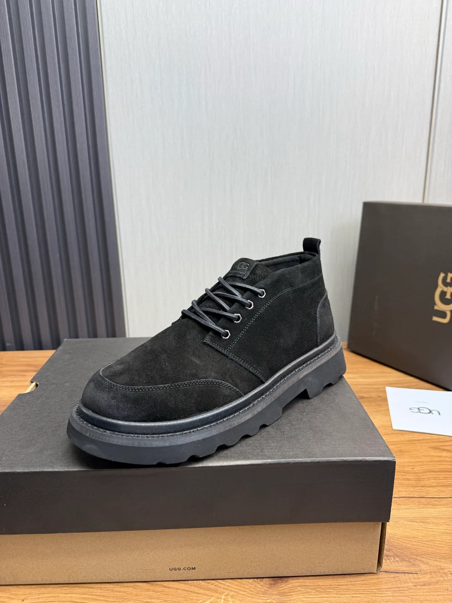 Men's shoes 💰620💰 New UGG fur integrated men's simple and fashionable snow boots. The most worth buying at the end of this year are warm casual shoes. Whether you are out and about at home, their comfortable and warm performance will be your most suitable fashion companion! The material is cowhide upper and imported wool is used inside. Warm and comfortable! The eva+ rubber patch outsole is cushioned, non-slip and wear-resistant, and has good elasticity. It is light and wear-resistant, comfortable and soft, and the new simple cut is more fashionable. It has both practicality and fashion sense, so you no longer have to worry about how to match it in winter, while still maintaining your fashionable taste. High-quality genuine wool. Look at the details for the material! Size: 39-40-41-42-43-44-44 sneaker size